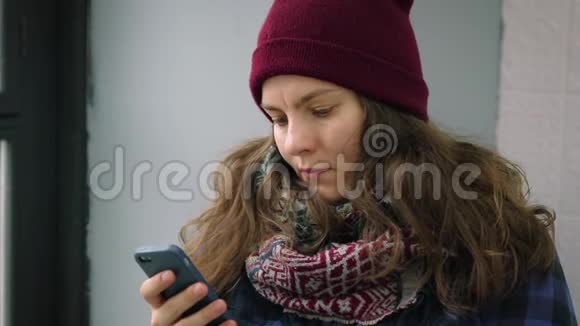 高加索女人看着她的手机视频的预览图