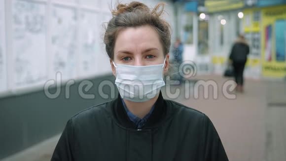 街上戴防护面具的女士视频的预览图