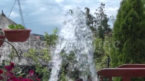 水从院子里的喷泉里出来视频的预览图