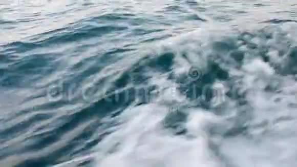 从游艇上可以看到海浪视频的预览图