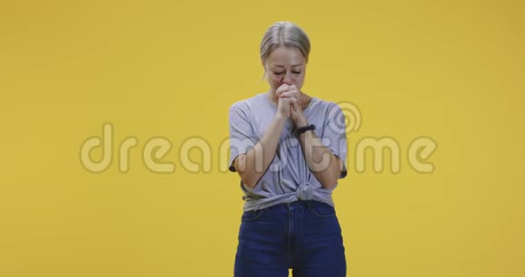 年轻女子低声祈祷视频的预览图