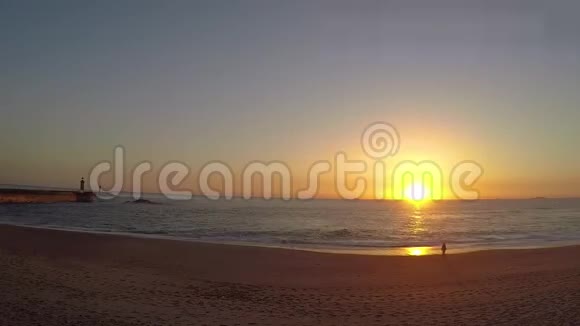 日落海滩时光飞逝海上美丽的日落视频的预览图