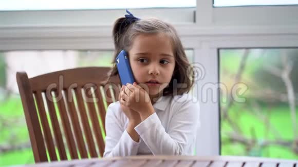一个小女孩用手机视频的预览图