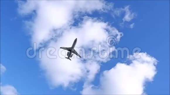 一架客机在云层下飞行视频的预览图