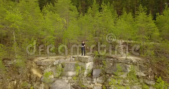 摄影师站在岩石上拍照视频的预览图
