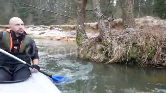 强壮的男人在河上的皮划艇上游泳男人在独木舟上游泳欣赏风景野性视频的预览图