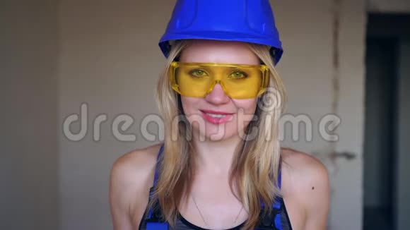 一位年轻漂亮的建筑工人的画像戴着头盔的可爱女孩视频的预览图
