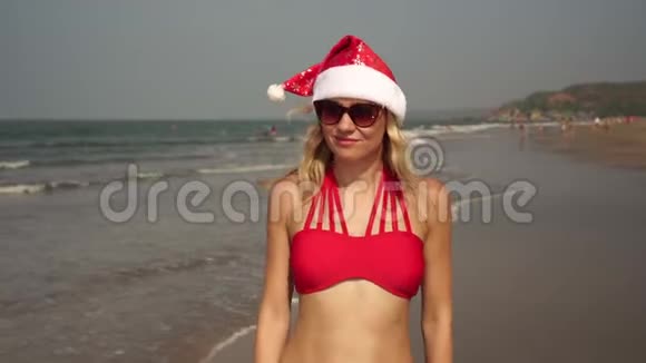 海滩上的美女庆祝新年或圣诞节视频的预览图