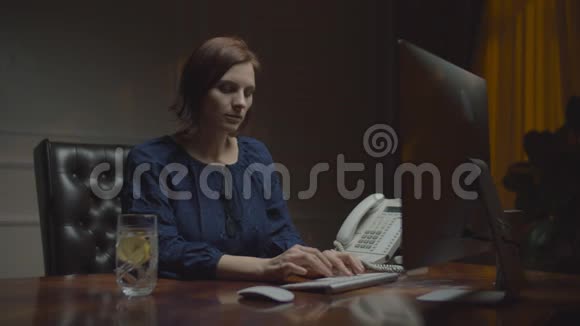 年轻疲惫的女商人在夜间办公室工作工作妇女有偏头痛按摩太阳穴和视频的预览图