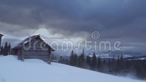 冬天山上的暴风雪视频的预览图