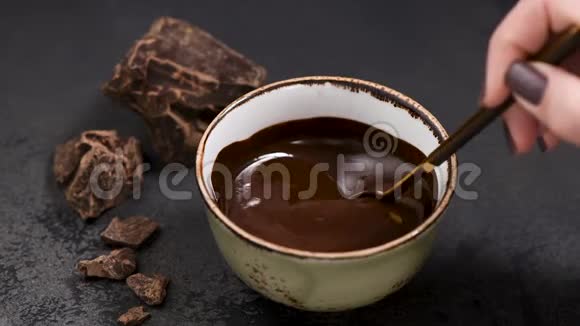 碗里的液体黑巧克力视频的预览图