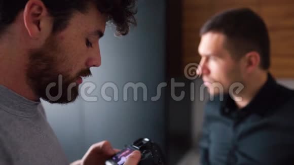 放慢摄像师谈话的视频高兴的商人穿黑色衬衫在镜头前微笑着视频的预览图