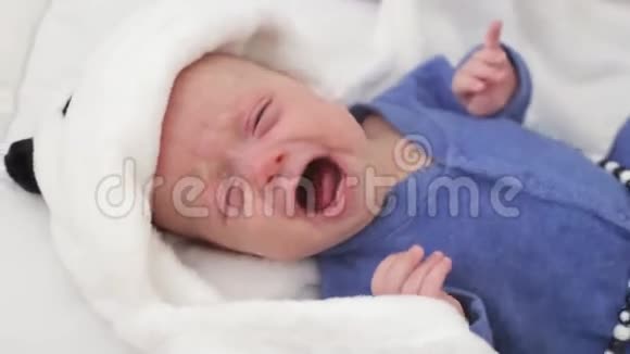 在婴儿床上哭的男婴视频的预览图