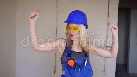 年轻漂亮的女建筑工人在室内跳舞快乐的女工视频的预览图