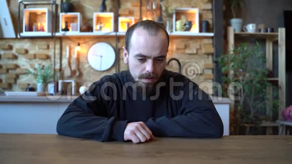 独自一个留着胡子的年轻人沮丧中悲伤视频的预览图