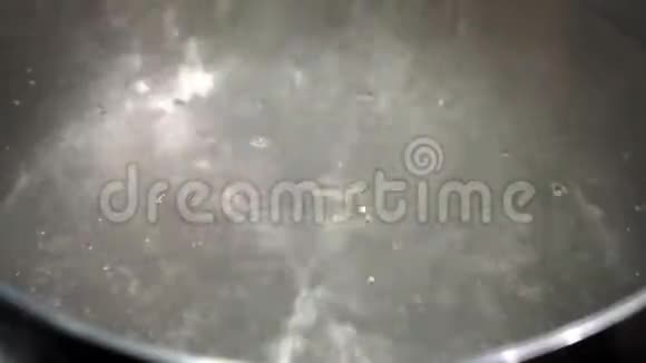 盐沸水沸水视频的预览图