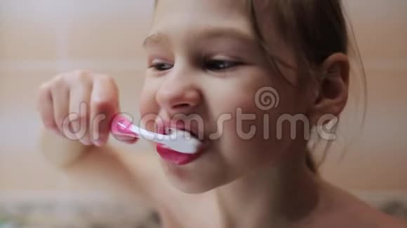 小女孩刷牙视频的预览图
