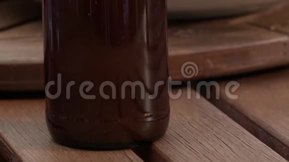 棕色瓶子和面包视频的预览图