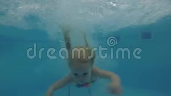 小女孩在游泳池水下游泳视频的预览图