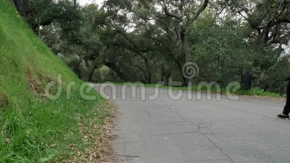 一个女人独自走在公园的小路上周围都是树动作很慢视频的预览图
