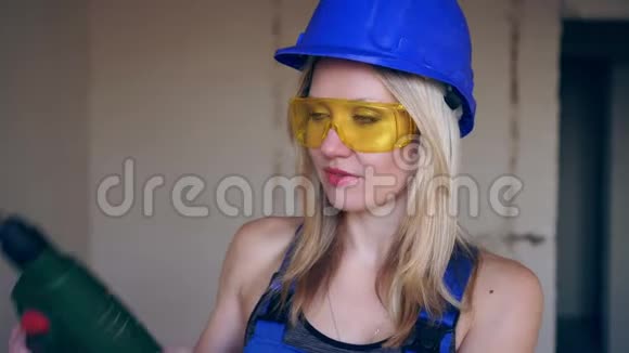 性感的金发女建筑工人带着电锤打孔器视频的预览图