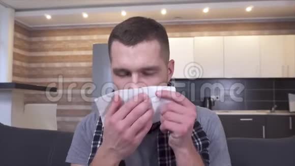 生病的年轻人患了咽喉炎和疾病打喷嚏成白色餐巾并用鼻喷头痛和不好视频的预览图