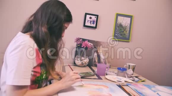 女人画一幅画爱好和创造视频的预览图