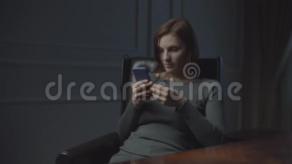 年轻的女商人晚上在办公室工作坐在舒适的办公室里上网的女人视频的预览图