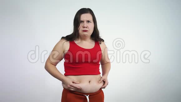 一个超重的女人看着摄像机哭视频的预览图