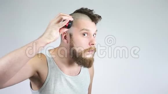 那家伙在镜子前用剪刀剃光头光头留胡子视频的预览图