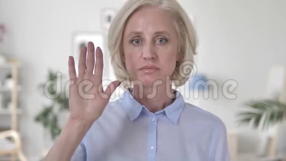 停止老女人的手势视频的预览图