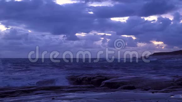 海浪撞击岩石海岸视频的预览图