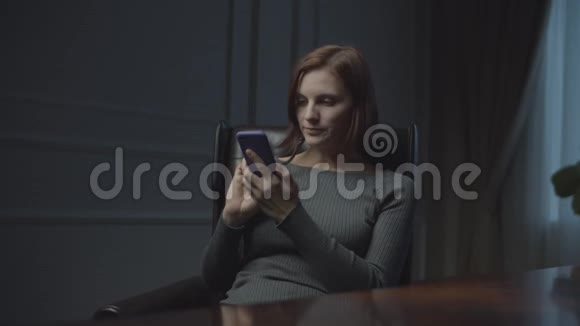 年轻的女商人晚上在办公室工作坐在舒适的办公室里上网的女人视频的预览图