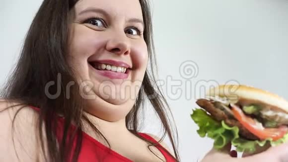 超重的女人吃汉堡包吃快餐和肥胖视频的预览图