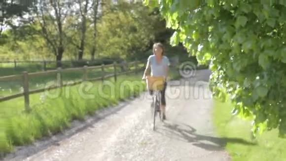 骑自行车越野赛的高级女子视频的预览图