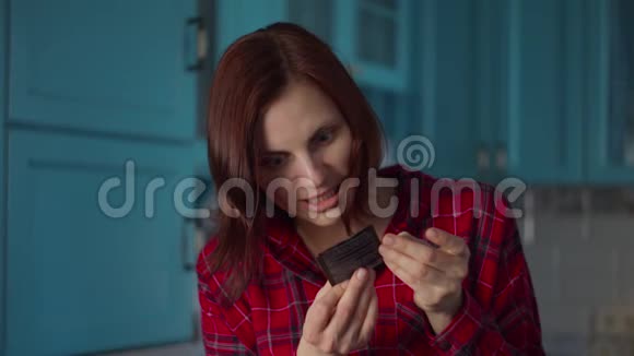 30多岁的年轻女性穿着红色衬衫在蓝色厨房阅读化妆面具的指导家里的女人美容节目视频的预览图
