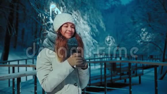 在冬天的森林里一个年轻漂亮的女孩在热水瓶里喝热茶学生模型视频的预览图