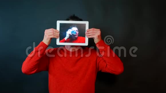 人体模特拿着一块平板视频的预览图