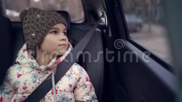 戴帽子的小女孩望着车窗外视频的预览图