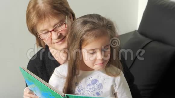 孙女和祖母正在看书视频的预览图
