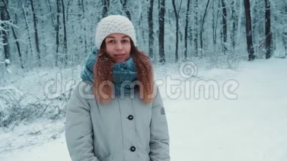 美丽的年轻旅游摄影师女孩在森林里拍照的肖像视频的预览图