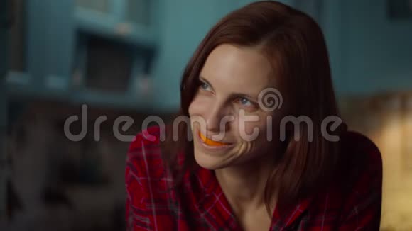 接近30多岁的年轻女人在嘴里玩橘子皮微笑的雌性嘴里有橘子水果橙色视频的预览图