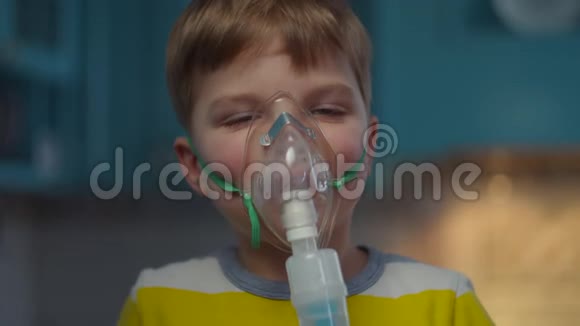关闭小男孩呼吸吸入面罩治疗流感或病毒在家里小孩治疗咳嗽视频的预览图