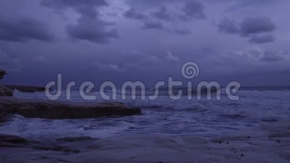 海浪撞击岩石海岸视频的预览图