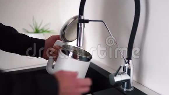 靠近人站在福塞特拿着白色的智能水壶打开水倒在水壶里关掉电源视频的预览图