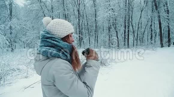 美丽的年轻旅游摄影师女孩在森林里拍照的肖像视频的预览图