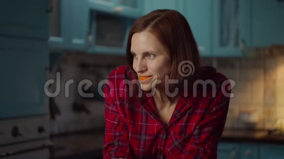30多岁的年轻女人嘴里在玩橘子皮微笑的雌性嘴里有橘子水果橙色的微笑中东视频的预览图