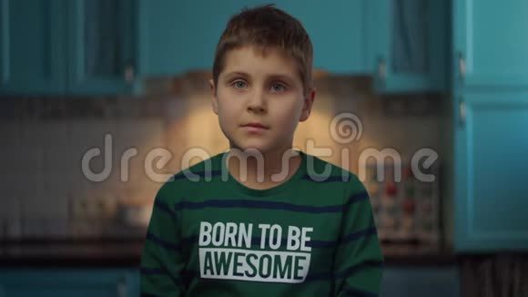 孤独症男孩手慢慢地站在厨房里打手势家里有自闭症的快乐孩子自闭症视频的预览图