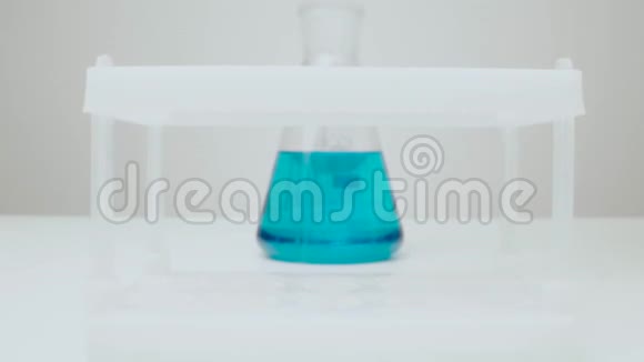 照相机在装有蓝色液体的玻璃瓶上放大视频的预览图