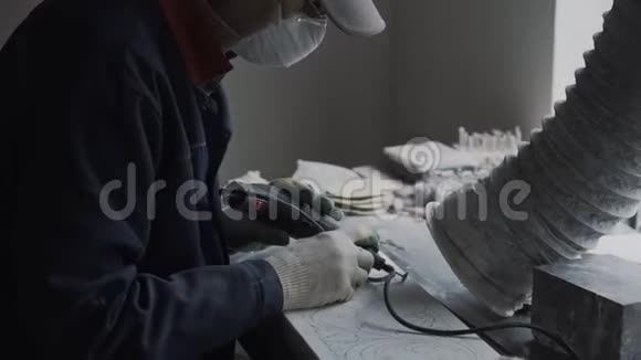 雕刻工作场所工厂生产大理石壁炉工作过程视频的预览图